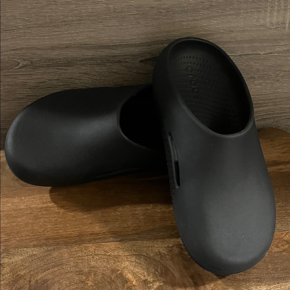 Crocs black slip on clogs sz W 8, M 6